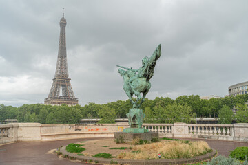 Fototapeta na wymiar View of Eiffel Tower from bridge Bir-Hakeim