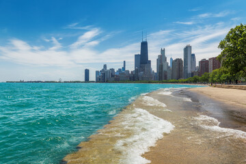 Fototapeta premium Panoramę Chicago w słoneczny dzień od plaży nad jeziorem Michigan, Chicago, Illinois, USA