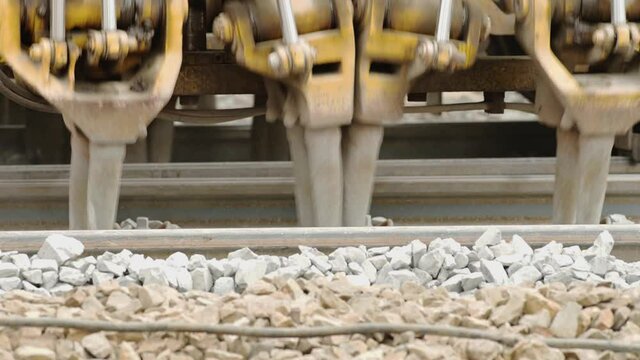 Gleisstopfmaschine bei der Arbeit