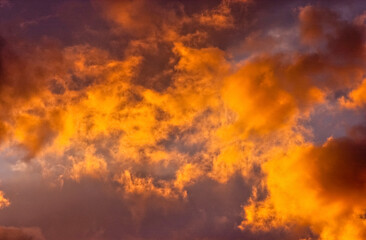 Nuages dans un ciel bleu, clouds in a blue sky 