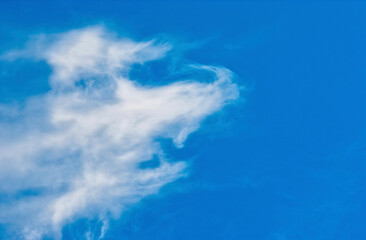 Nuages dans un ciel bleu, clouds in a blue sky 
