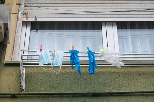 mascarillas  y guantes tendidos en un tendal durante el periodo de coronavirus