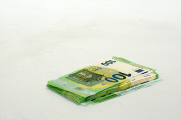 100 Euro Geldscheine gestapelt freigestellt auf weißem Hintergrund