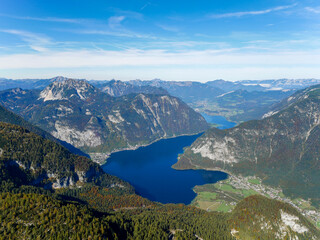 Obraz premium Widok na jezioro Hallstatt z góry