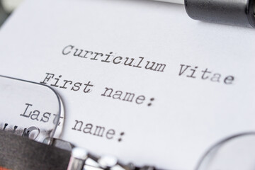 Draw up a CV with the typewriter
