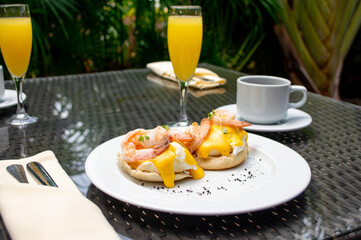 Desayuno de camarones con cafe y una copa de naranja