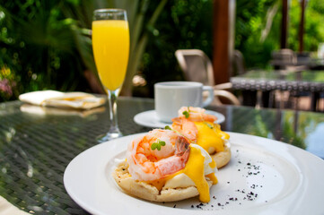 Desayuno de camarones con cafe y una copa de naranja