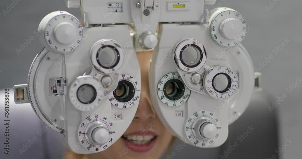 Wall mural Woman check her eye in clinic