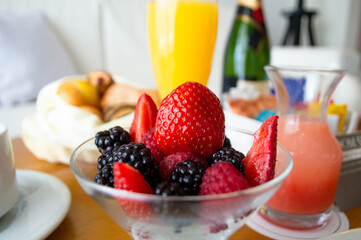 Copa de frutos rojos, fresas, cereza, blueberries, berries en el desayuno