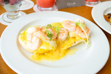Desayuno con huevos y camarones