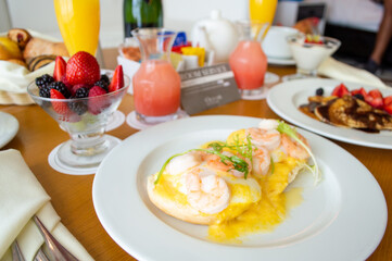 Desayuno con huevos y camarones, jugo de toronja