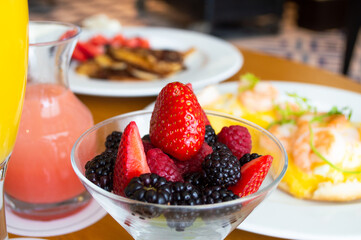 Copa de frutos rojos, fresas, cereza, blueberries, berries en el desayuno