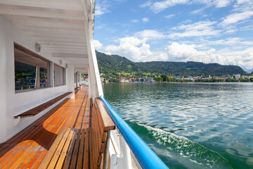 Blick von einem Rundfahrtenschiff  auf Bregenz am Bodensee
