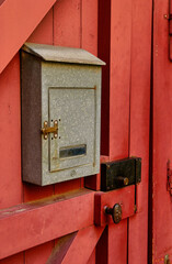 Boite aux lettres sur porte en bois rouge
