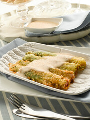 Fuente de espárragos trigueros rellenos y gratinados. Source of wild asparagus stuffed and gratin