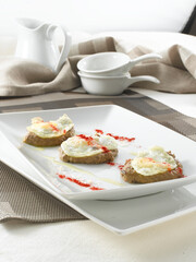 Tosta de huevo frito con pimentón. Fried egg toast with paprika.