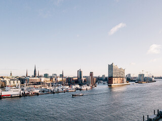 Obraz premium Die Elbphilharmonie und der Hamburger Hafen von oben