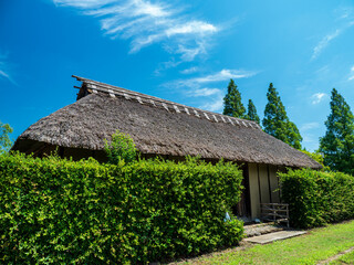 Fototapeta na wymiar 初夏の青空が広がる日本の古民家がある風景
