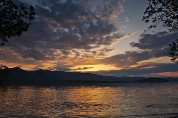 Fototapeta na wymiar 夕暮れの空と湖。屈斜路湖、北海道、日本。