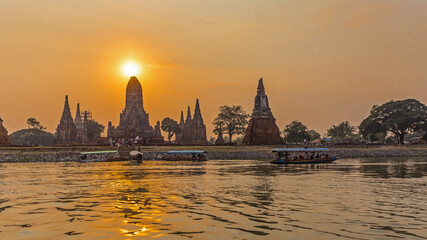 Fototapeta premium Thailand, Boote auf dem Chao Phraya bei Sonnenuntegang