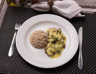 Filé com molho mostarda e arroz integral