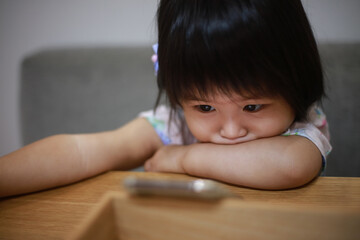 スマートフォンで動画を観る女の子