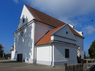 wybudowany w 1786 roku barokowy kosciol katolicki pod wezwaniem swietego wawrzynca w miescie mlawa na mazowszu w polsce