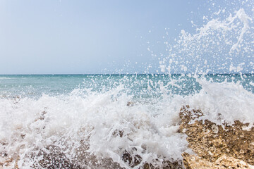 La fuerza de las olas rompiendo contra las rocas en la Cala de Roche