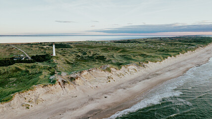 Lyngvig Fyr bei Hvide Sande von oben - Leuchtturm an Nordsee - Luftbild mit Drohne