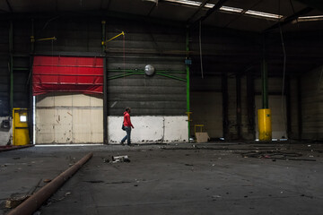 un homme marchant dans une usine abandonnée. Un ancien ouvrier visitant son usine fermée. La...