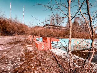 Startblock vom Außenbecken eines Schwimmbads/Lostplace