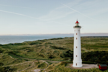 Fototapeta na wymiar Lyngvig Fyr bei Hvide Sande von oben - Leuchtturm an Nordsee - Luftbild mit Drohne