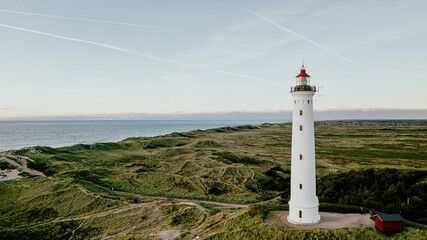 Fototapeta na wymiar Lyngvig Fyr bei Hvide Sande von oben - Leuchtturm an Nordsee - Luftbild mit Drohne