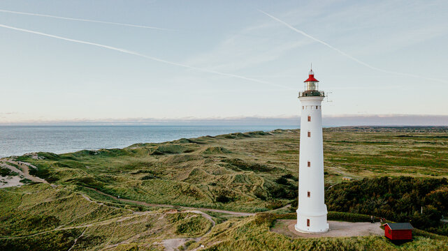 Lyngvig Fyr bei Hvide Sande von oben - Leuchtturm an Nordsee - Luftbild mit Drohne
