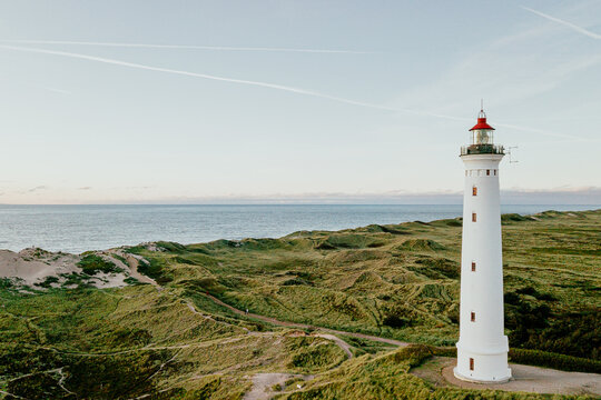 Lyngvig Fyr bei Hvide Sande von oben - Leuchtturm an Nordsee - Luftbild mit Drohne