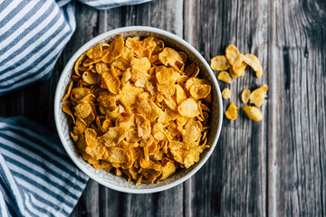 Corn-flakes dans un bol - Pétales de céréales croquant pour le petit déjeuner