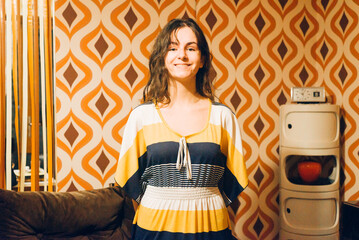 fille des années 70. femme habillée avec une robe rétro dans un salle vintage