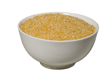 Sucre roux ou cassonade sur fond blanc