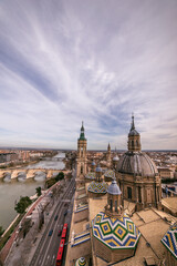 Obraz premium Preciosas vistas desde lo alto de la Basílica del Pilar en Zaragoza
