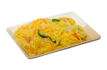 Assiette d'achards sur fond blanc