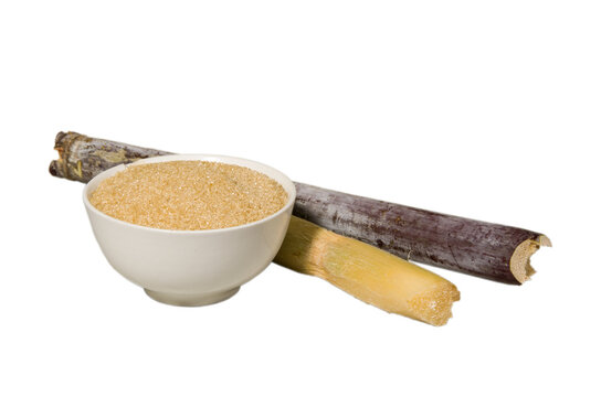 Sucre roux ou cassonade et canne &agrave; sucre sur fond blanc