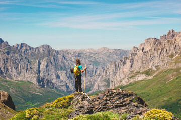 Senderista en el centro, montañas de roca caliza de fondo