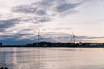 Fototapeta na wymiar Sonnenuntergang am Ringkøbing-Fjord im Hafen von Hvide Sande