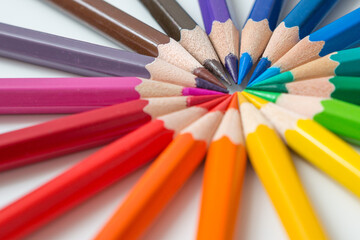 Naklejka premium Wheel pattern of colorful many colored pencils on a white background and copy space