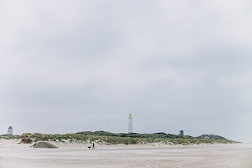Herbst-Spaziergang am Nordsee-Strand von Bl&aring;vand