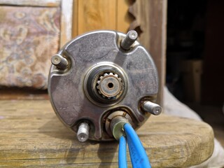 view of the back of some kind of starter on a table with a gear in the center