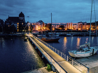 Naklejka premium Greifswald und Museumshafen von oben - Luftbild bei Sonnenuntergang 