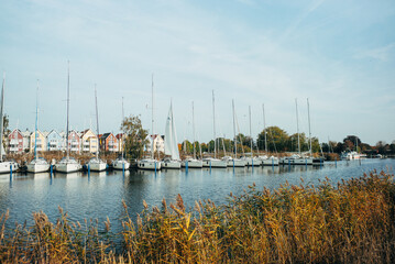 Fototapeta na wymiar Streifzug am herbstlichen Ryck in Greifswald - Spaziergang am Wasser