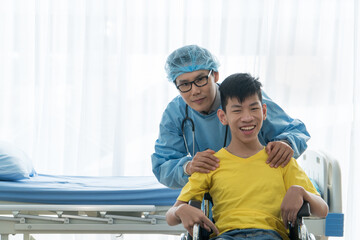 The doctor advised the disabled boy to sit in a wheelchair.