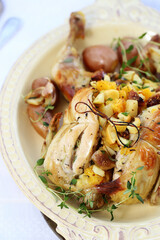 frango assado recheado com laranja e figos.